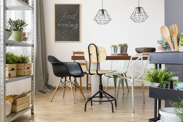 Sala de jantar com cadeiras modernas — Fotografia de Stock