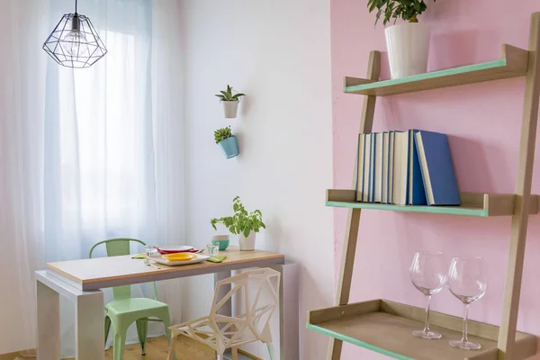Libreria e tavolo con sedie — Foto Stock
