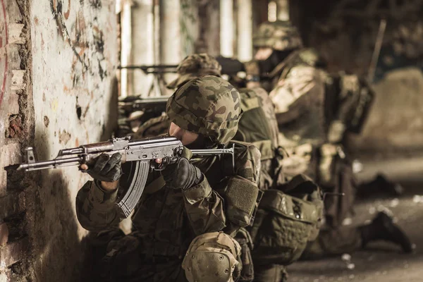 Jovens soldados do exército com arma — Fotografia de Stock