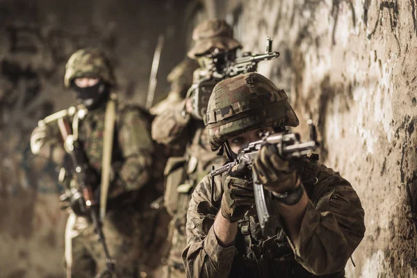 Soldado con arma automática — Foto de Stock