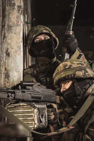 Gemaskerde soldaten met machinegeweren — Stockfoto