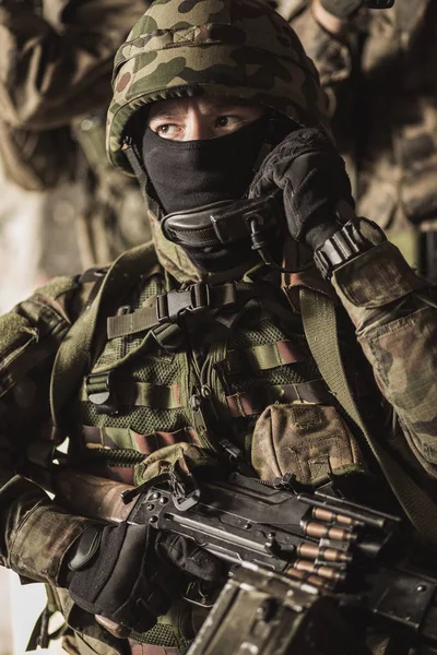 전투에서 복 면된 무장된 병사 — 스톡 사진