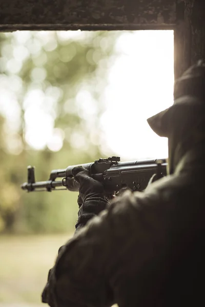 Soldato che spara arma automatica — Foto Stock