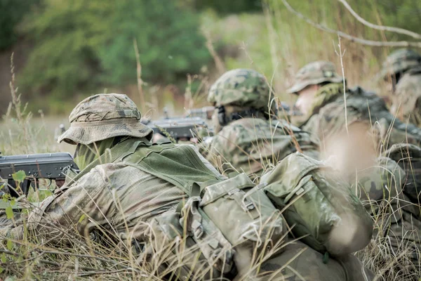 Kamufle ordusu askerlerinin silahlarla — Stok fotoğraf