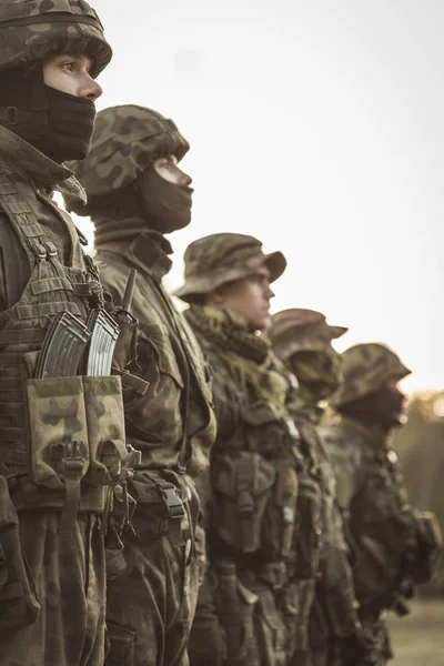 Szkolenie żołnierzy z bronią w armii — Zdjęcie stockowe