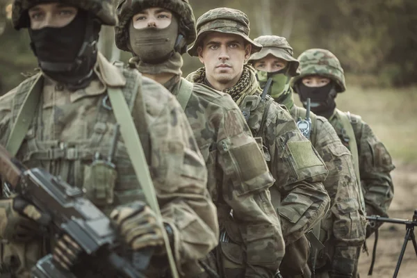 Bewaffnete junge maskierte Soldaten — Stockfoto