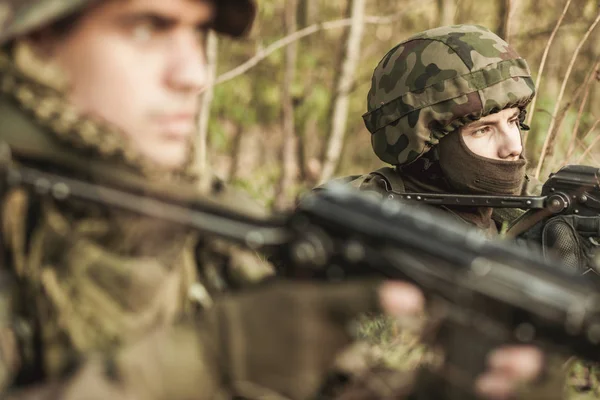 Maskeli askerler silah açık ile — Stok fotoğraf