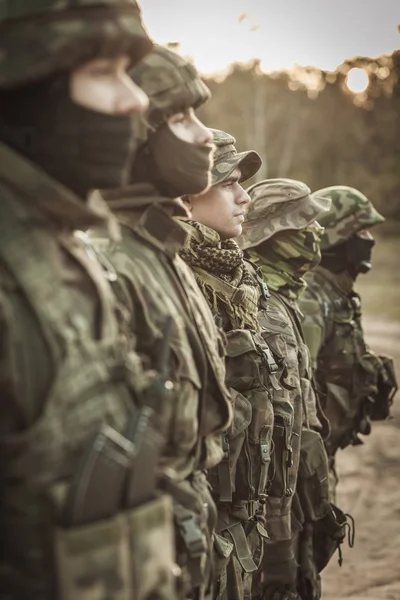 Zwaar bewapende soldaten in een rij — Stockfoto