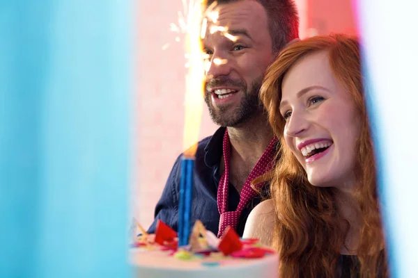 Hombre, mujer y pastel de cumpleaños — Foto de Stock