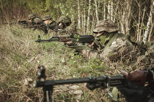 Soldados enmascarados entrenando estrategia militar —  Fotos de Stock