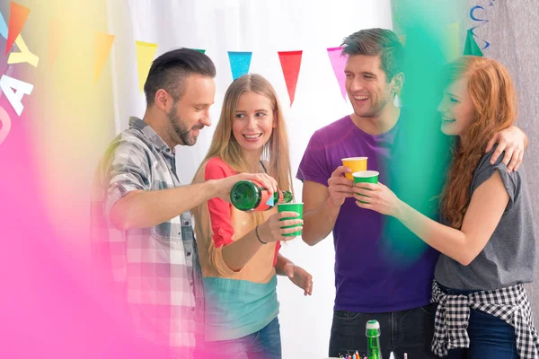 Beber champanhe durante a festa de aniversário — Fotografia de Stock