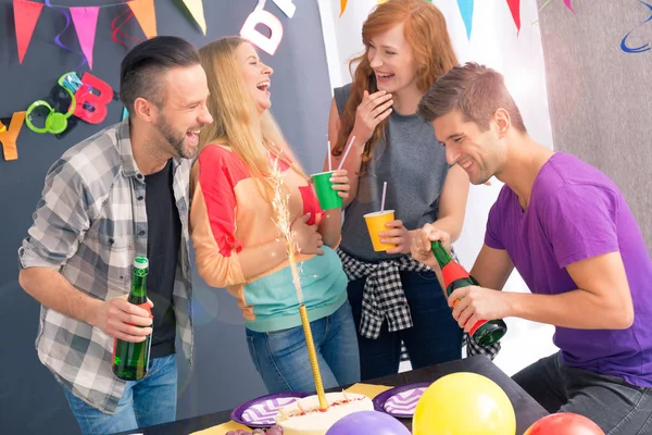 Amigos felizes comemorando aniversário — Fotografia de Stock