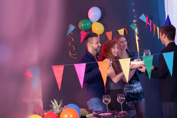 Jóvenes dando pastel de cumpleaños — Foto de Stock