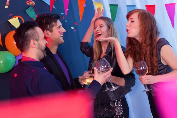 Fiesta en casa con amigos — Foto de Stock