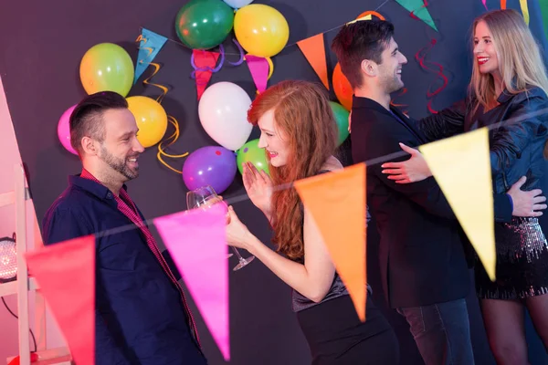 Casal dançando durante a festa — Fotografia de Stock