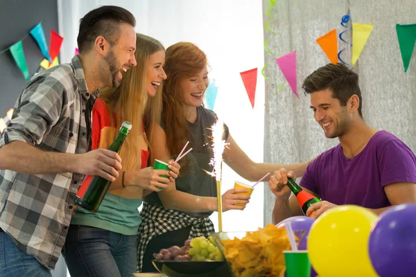 Studenten feiern zu Hause — Stockfoto
