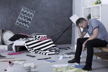 Üzgün adam karışıklık tarafından çevrili