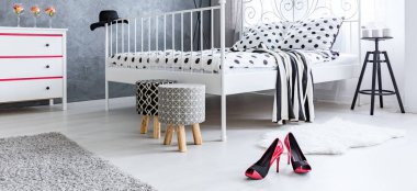 Yüksek topuklar yerde