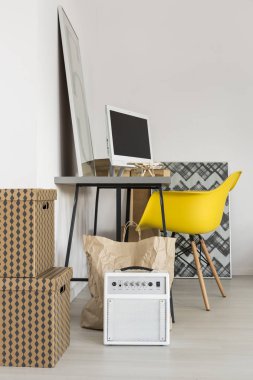 Sarı sandalye ile ışık Oda