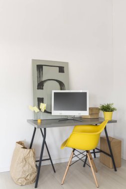 Minimalist ev ofis masasında