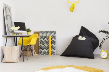 Koltuk ile küçük bir minimalist çalışma