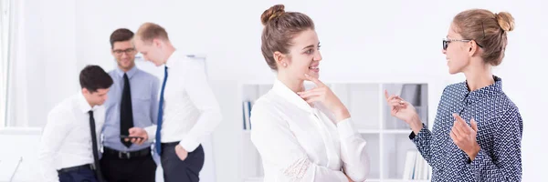 Trabajadoras hablando de oficina — Foto de Stock