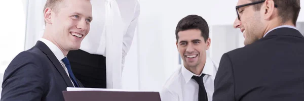 Grupo de empleados elegantes sonrientes — Foto de Stock