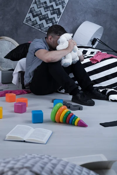 Hombre llorón en la habitación de los niños —  Fotos de Stock