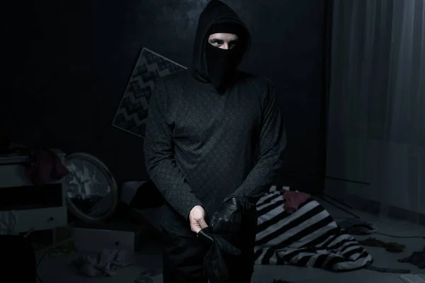Ladrão em um quarto escuro — Fotografia de Stock