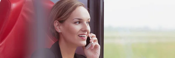 Businesswoman talking on the phone — Stock Photo, Image