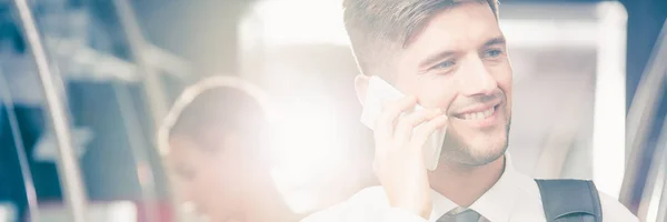 Reizende man praten aan de telefoon — Stockfoto