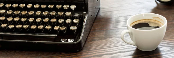 Café e máquina de escrever na mesa — Fotografia de Stock