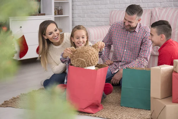 Padres e hijos desempacando regalos — Foto de Stock