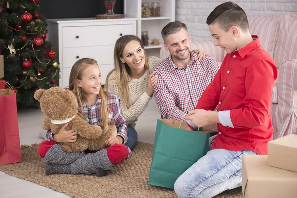 Crianças desembalando presentes de Natal — Fotografia de Stock