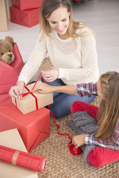 Mother and daughter packing presents — Stock Photo, Image