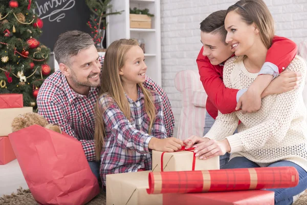 Family packing presents — Stock Photo, Image