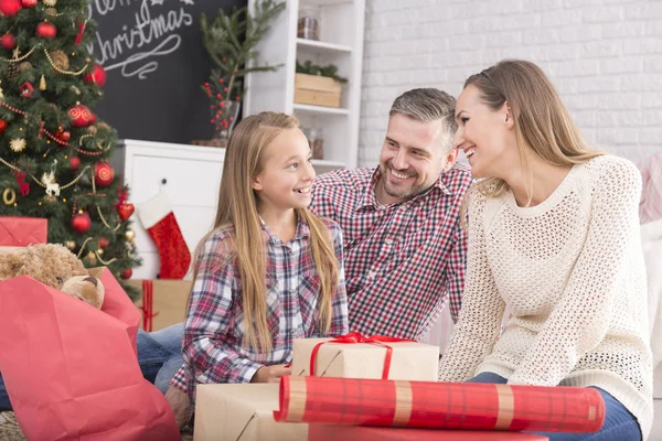 Genitori e figlia confezionamento regali — Foto Stock