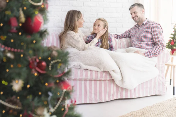 Föräldrar och dotter på soffa — Stockfoto
