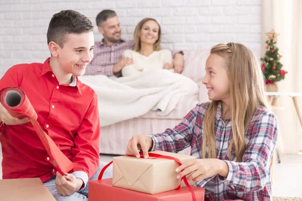 Barn förbereder julklappar — Stockfoto