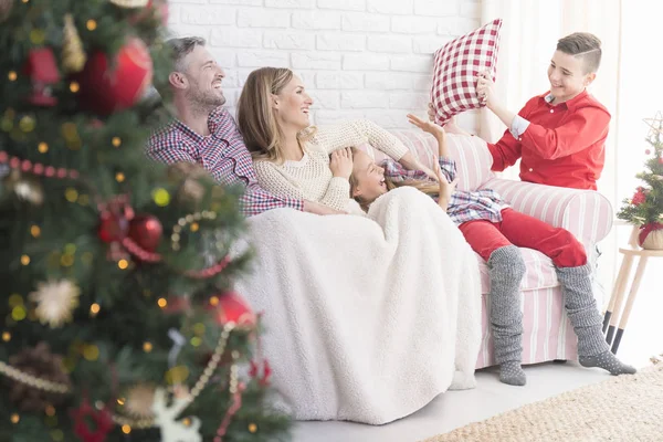 Famille ayant une bataille d'oreillers — Photo