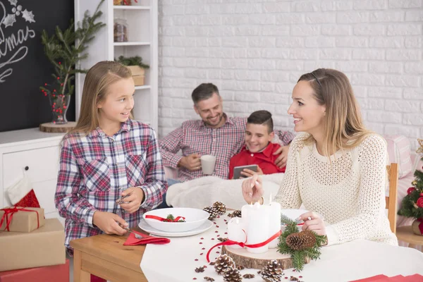 Lycklig familj innan julbordet — Stockfoto