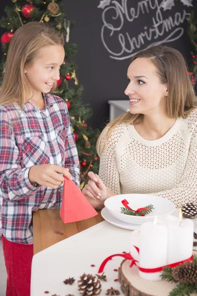 Moeder en dochter aan kerst tafel — Stockfoto