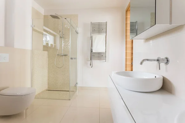 Современная ванная комната со стеклянным душем — стоковое фото