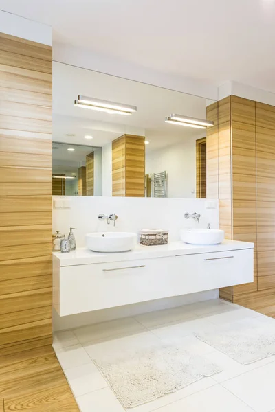 Drewniana łazienka z lustrem i umywalki — Zdjęcie stockowe