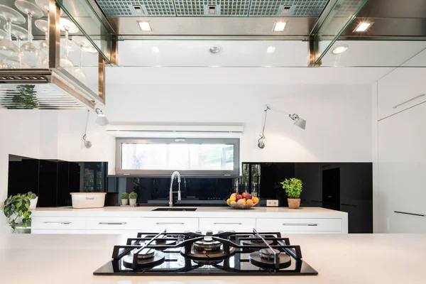 Brillante cocina moderna con estufa — Foto de Stock