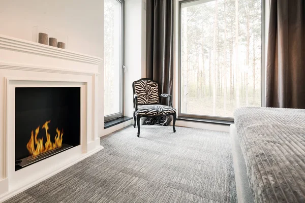 エレガントな暖炉のある灰色の寝室 — ストック写真