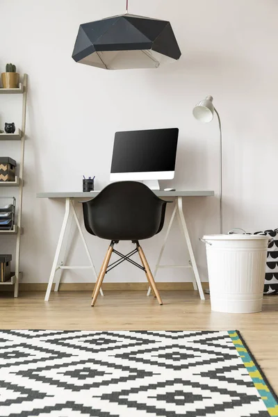 Sala de luz con lugar de trabajo — Foto de Stock