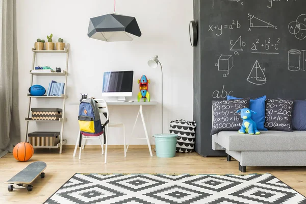 Gezellige slaapkamer met gedessineerde tapijt — Stockfoto