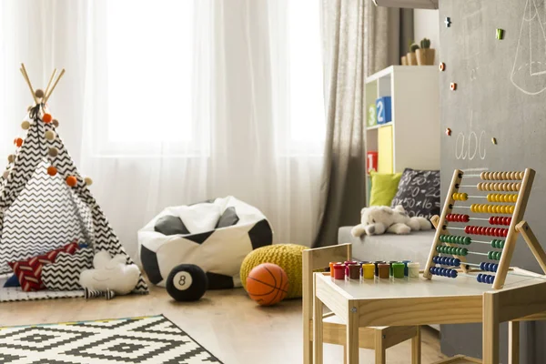 Habitación colorida con juguete de madera — Foto de Stock