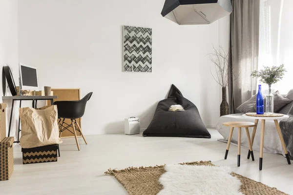 Habitación minimalista con pequeño lugar de trabajo — Foto de Stock